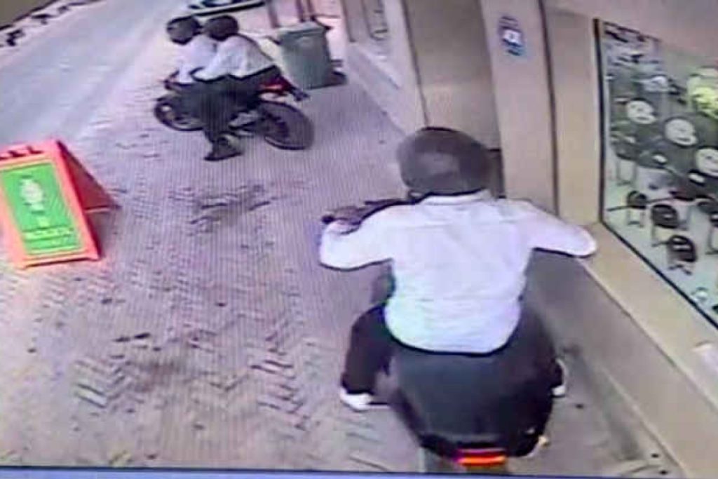 Locked security doors block robbers at Caribbean Gems, Ama Jewelers robbed | THE DAILY HERALD