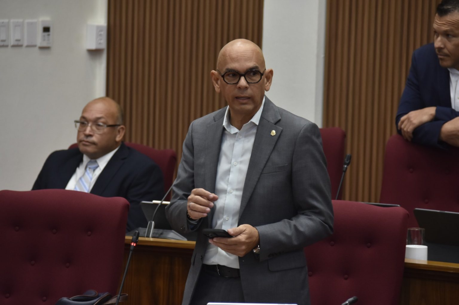 “Mientras partido MEP ta gaba cu nan a logra e surplus, partido AVP ta reclama cu esaki tabata posibel door di e medidanan” – Aruba Native