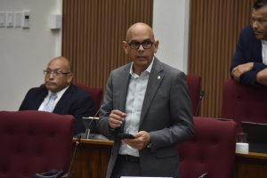 “Mientras partido MEP ta gaba cu nan a logra e surplus, partido AVP ta reclama cu esaki tabata posibel door di e medidanan” – Aruba Native