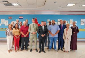 Secretario di Estado Eddie van Marum ta otorga un beschikking na Prome Minister Mike Eman pa proyectonan – Aruba Native