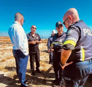 POLIS, BRANDWEER Y CMO A COORDINA CANDELA GRANDI RIBA TERENO DI REFINERIA. – Aruba Native