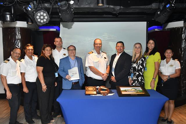Aruba Tourism Authority conhuntamente cu Aruba Ports Authority NV a yama bon bini na Norwegian Escape durante su bishita inaugural na Aruba Aruba Tourism Authority conhuntamente cu Aruba Ports Authority NV a yama bon bini na Norwegian Escape durante su bishita inaugural na Aruba