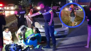 Auto a dal dos señora canando na Solito – Aruba Native