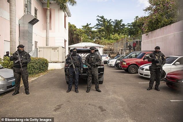 Bahamian police arrest 8 Americans and seized weapons, ammunition and a “considerable sum of undeclared cash” in Bimini Bahamian police arrest 8 Americans and seized weapons, ammunition and a “considerable sum of undeclared cash” in Bimini