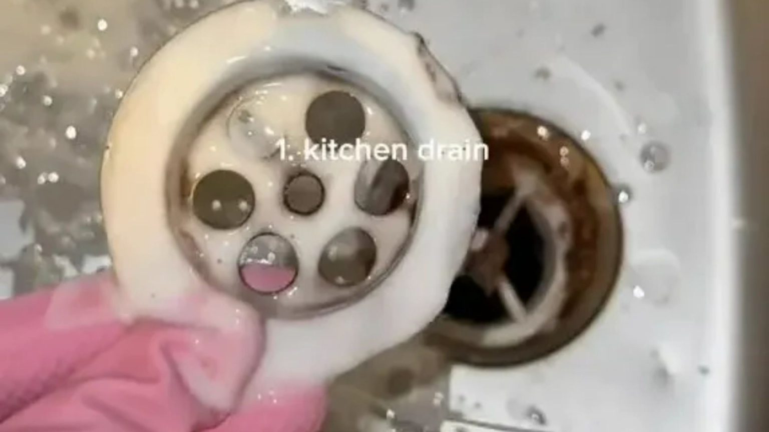 Cleaner reveals the 9 filthy places you probably forget to clean in your home & you’ve probably never thought about them Cleaner reveals the 9 filthy places you probably forget to clean in your home & you’ve probably never thought about them