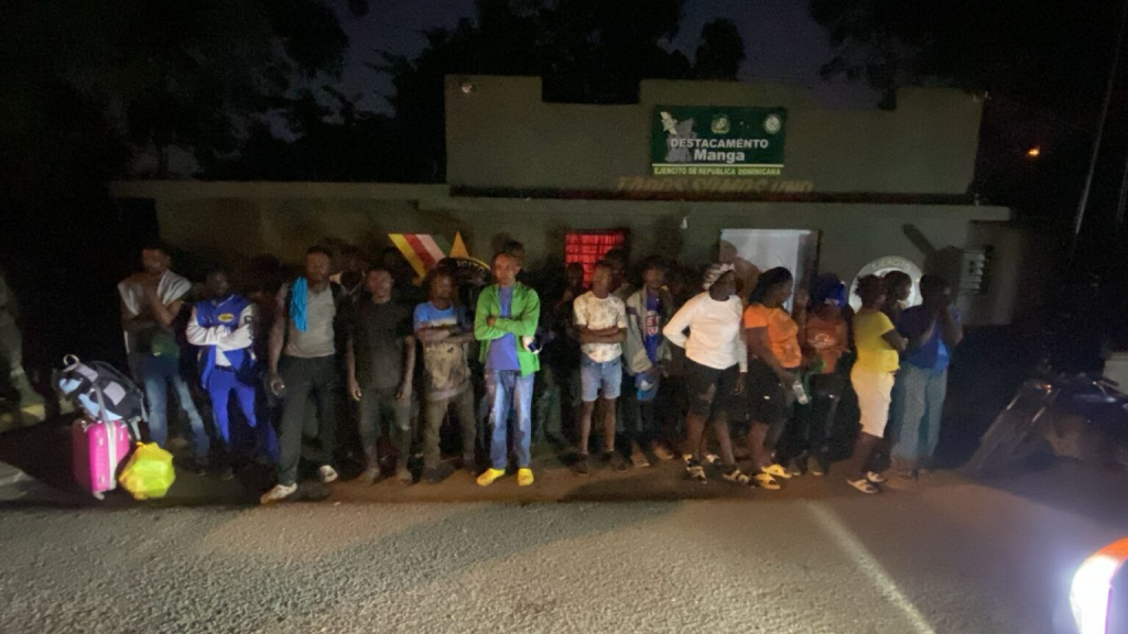 Army intercepts 30 undocumented foreigners and seizes motorcycles in Guayubín, Montecristi