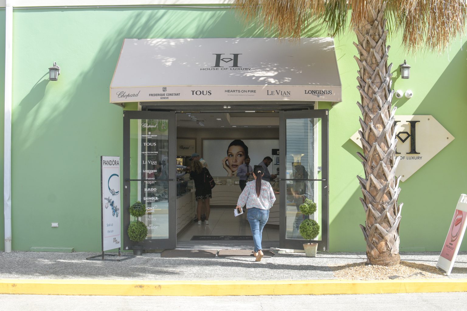 Cops stay tight-lipped about pier park robbery