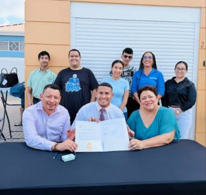 Minister Wendrick Cicilia a otorga kiosco na Trampolin pa Trabao – Aruba Native