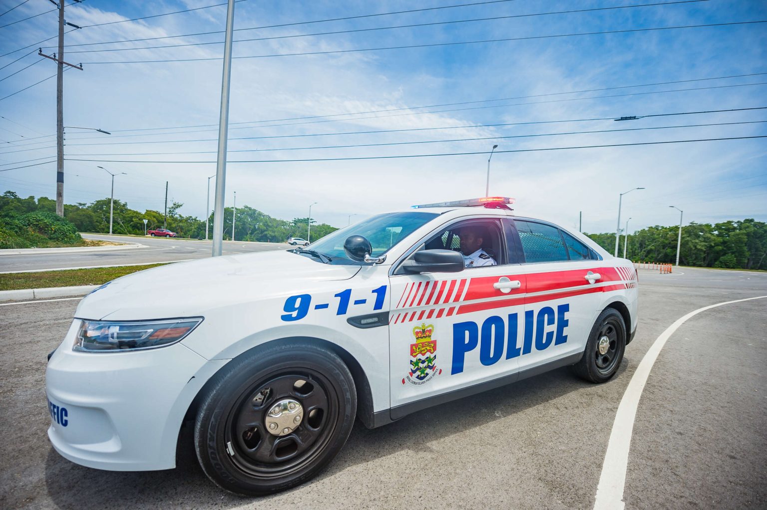 Police hunt machete-wielding robber – Cayman Compass