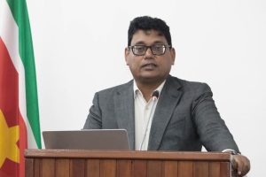 Gajadien in DNA: geen antwoorden, zorgen over schuldoperatie en ‘eigen staatskosten’