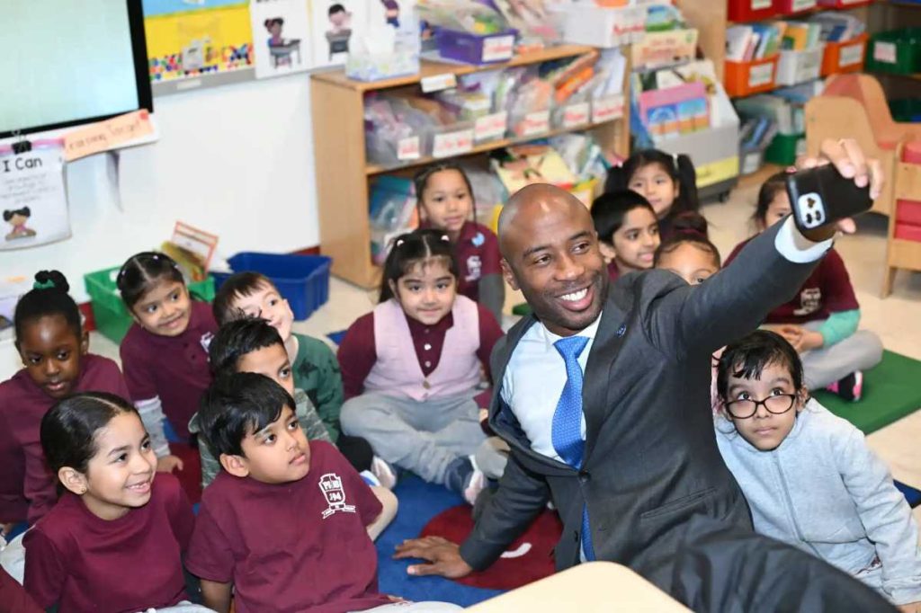 Newly appointed NYC Schools Chancellor Kamar Samuels visits Bronx school where he began teaching career – Caribbean Life