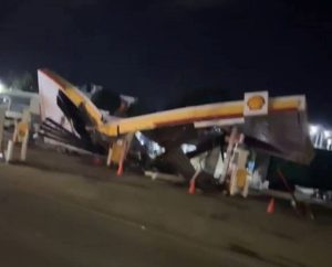 Truck crashes into gas station on Joaquín Balaguer Highway