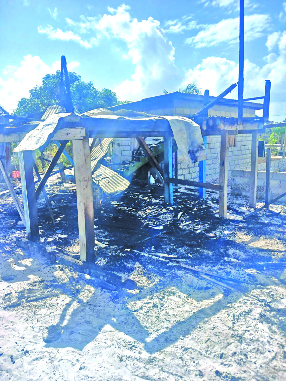 8 homeless after fire destroys  Onderneeming home