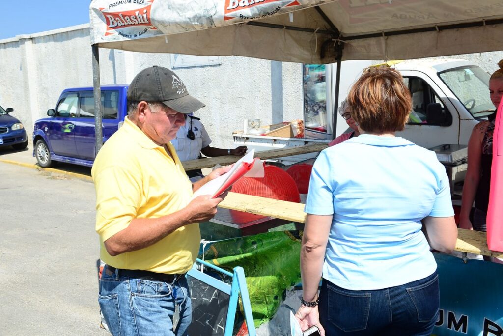 DVG ta informa Dienst Warenkeuring en Hygiëne ta sigui eherce control riba benta di cuminda durante Carnaval [version na Spaño y Ingles inclui]