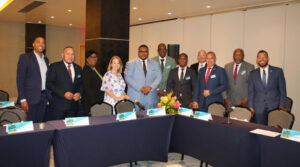 “Islanan ruman mester traha hunto cu un plan cla pa logra progreso” – Aruba Native