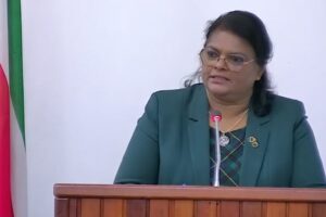 Mathoera plaatst prioriteiten regering ter discussie te midden van groeiende sociale noden