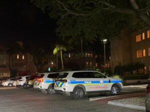 Turistanan atraca na resort diaranson anochi – Aruba Native