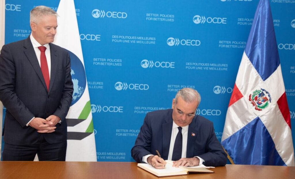 Abinader signs OECD memorandum in Paris