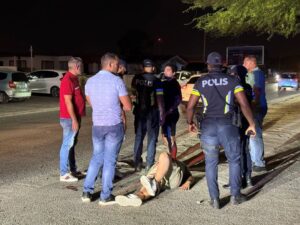 Un homber crusando caminda a wordo gedal cu auto, e la fractura su pia malamente – Aruba Native