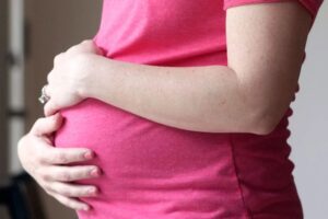 Britse vrouw heeft seks met eeneiige tweeling, raakt zwanger, vader onbekend
