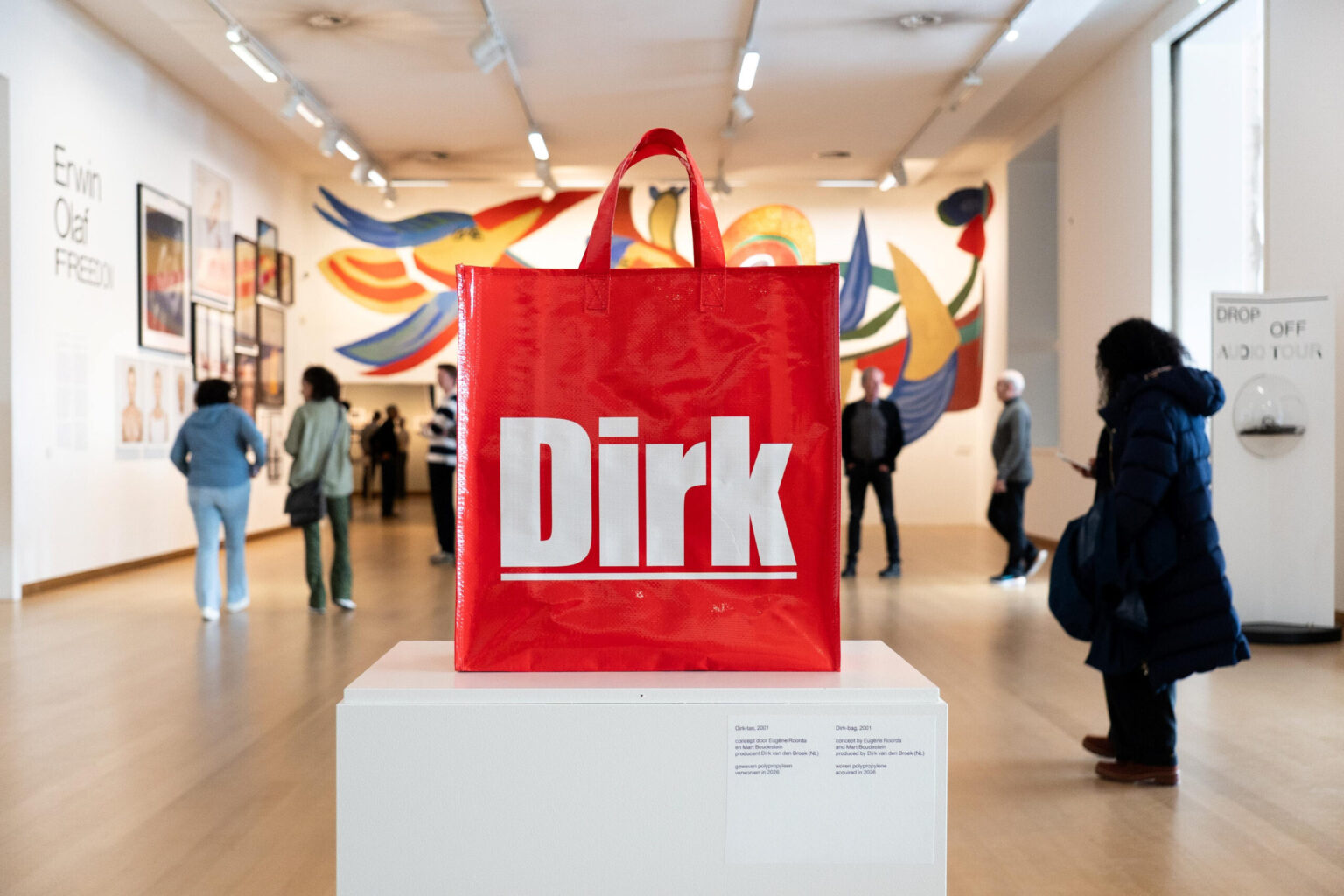 Edgy red Dirk shopping bag gains place in Stedelijk Museum Edgy red Dirk shopping bag gains place in Stedelijk Museum