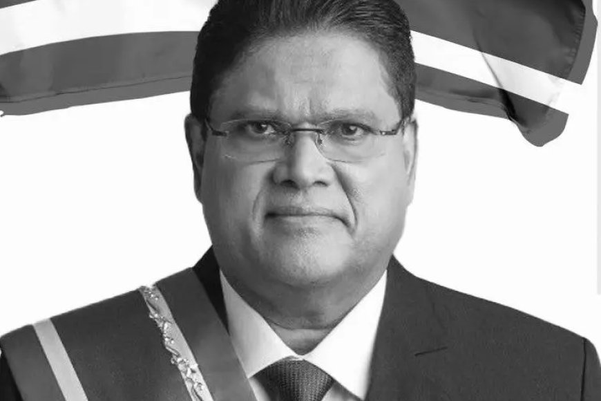 President Simons tekent condoleanceregister voor Santokhi op het paleis President Simons tekent condoleanceregister voor Santokhi op het paleis